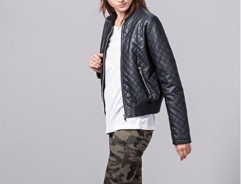 Bomber jacket καπιτονέ δερματίνη 19,95€ @ Stradivarius