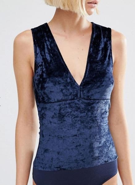 Βελουτέ κορμάκι με ανοιχτό ντεκολτέ 14,67€ @ Asos