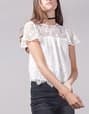 Δαντελένιο τοπ σε λευκό χρώμα 15,95€ @Stradivarius