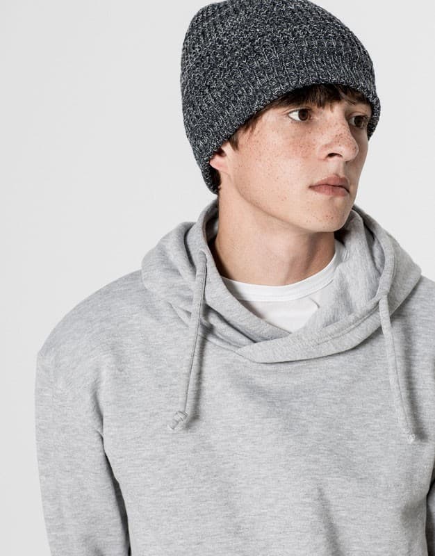 Αντρικό πλεκτό σκουφάκι 9,99€ @Pull&amp;bear