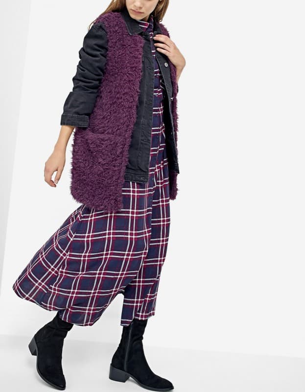 Αμάνικο μακρύ μωβ γιλέκο shearling 13,96€ @ Stradivarius