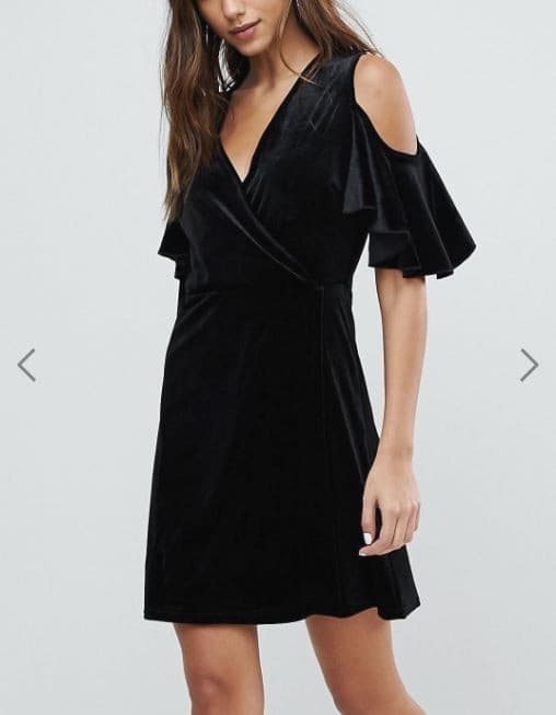 Μαύρο βελούδινο κρουαζέ φόρεμα 20.27€ @ Asos