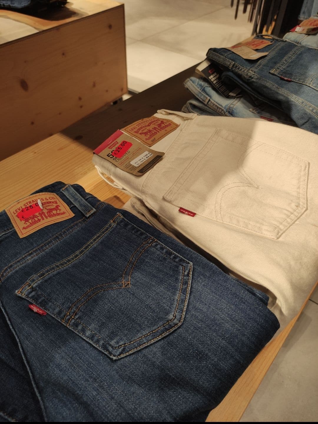 Mega Outlet Θεσσαλονίκη Levi's γυναικεία jeans 25€ & extra -50% με αγορά full price προϊόντος